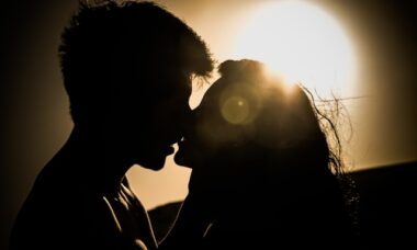 4 signos do zodíaco que são conquistados pelo beijo