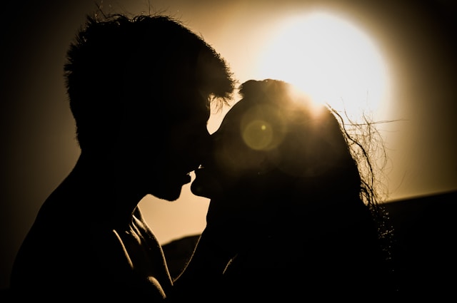 4 Zodiac Signs That Are Conquered by a Kiss