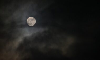 2 signos do zodíaco podem relaxar durante a lua cheia do castor em novembro