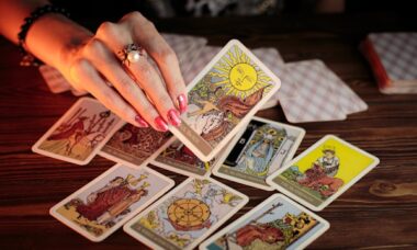 Tarot é o novo Tinder! 6 passos para manifestar o amor dos seus sonhos com o Tarot  