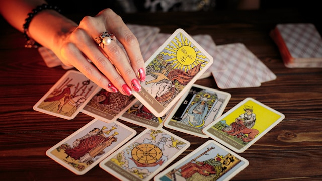 Tarot é o novo Tinder! 6 passos para manifestar o amor dos seus sonhos com o Tarot  