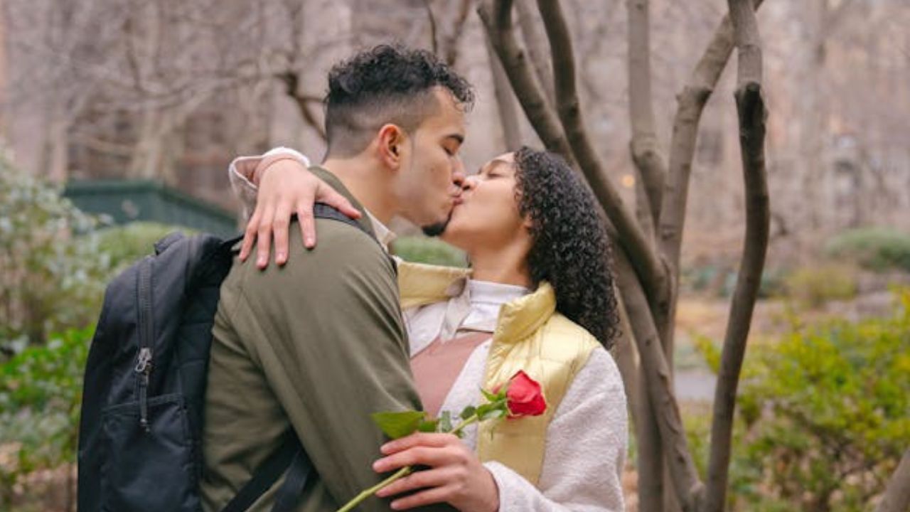 4 signs you're in a karmic relationship, not with a soulmate