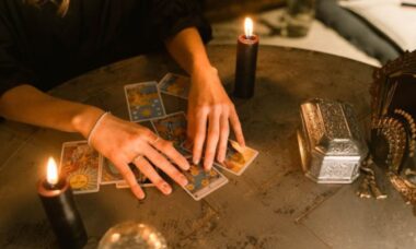 A previsão semanal do Baralho Cigano revela cura, compromissos e novos caminhos