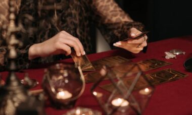 Previsões poderosas do Baralho Cigano: amor em alta!