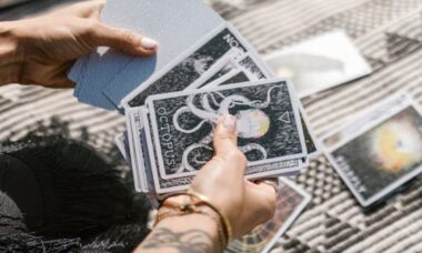 O que cada signo do zodíaco precisa saber sobre julho de 2025, segundo uma taróloga