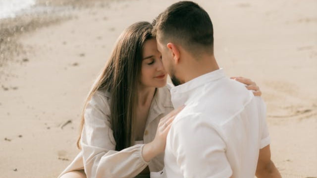 Simpatias para fazer na virada do ano e atrair amor em 2026