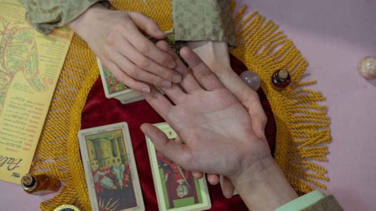 Semana de alinhamentos, diálogos e decisões importantes: o que as cartas do Baralho Cigano revelam para os próximos dias